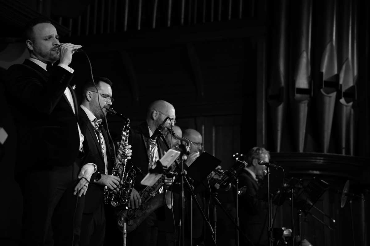 Kennedy Swing Band vocalist